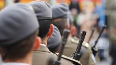 El doble juego del PSOE de Castilla y León: ataca al PP por verse con unos militares con los que mantuvo contactos previos