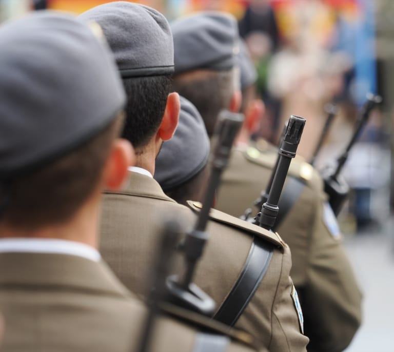 El doble juego del PSOE de Castilla y León: ataca al PP por verse con unos militares con los que mantuvo contactos previos