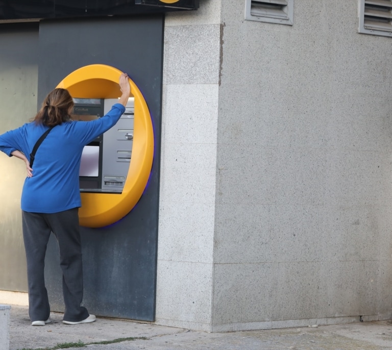 Inhabilitada y con pena de prisión la notaria que convirtió una subasta de naves industriales en su cajero automático