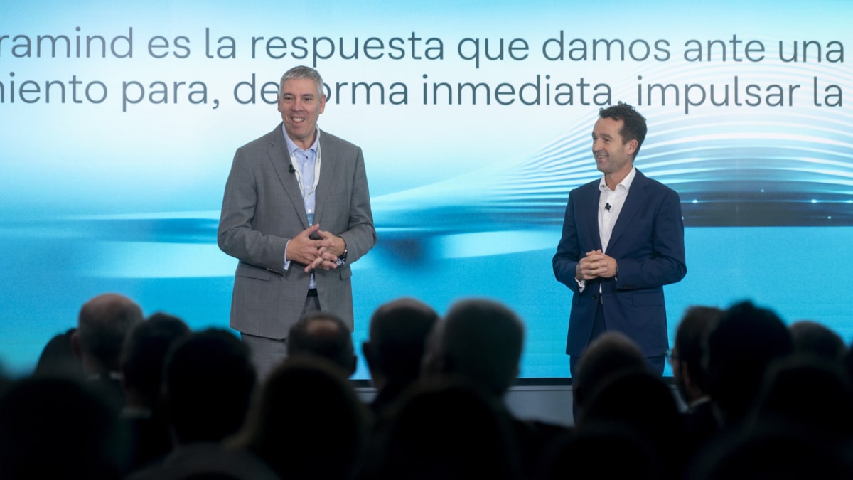 El consejero delegado de Indra Group, José Vicente de los Mozos (i), y el presidente ejecutivo de Indra Group, Ángel Escribano.