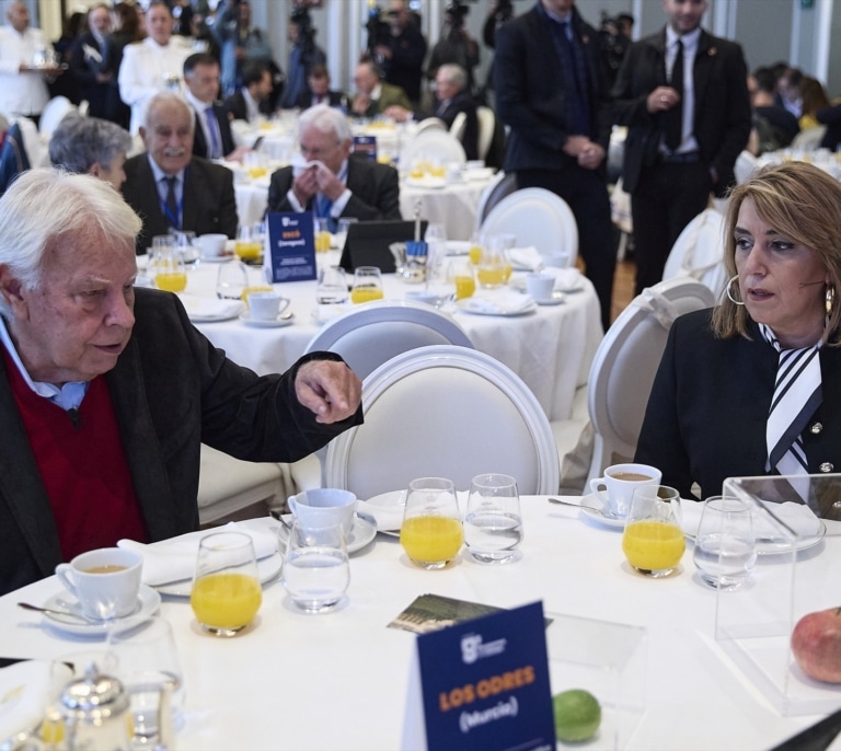 Susana Díaz se rebela por el "manoseo" del PP con Felipe González, a quien "admiraba" la Duquesa de Alba