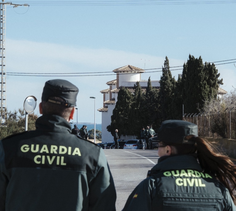 Los chalecos 'coladero' de Marlaska para la Guardia Civil: no protegen de los disparos de las AK-47 de los narcos