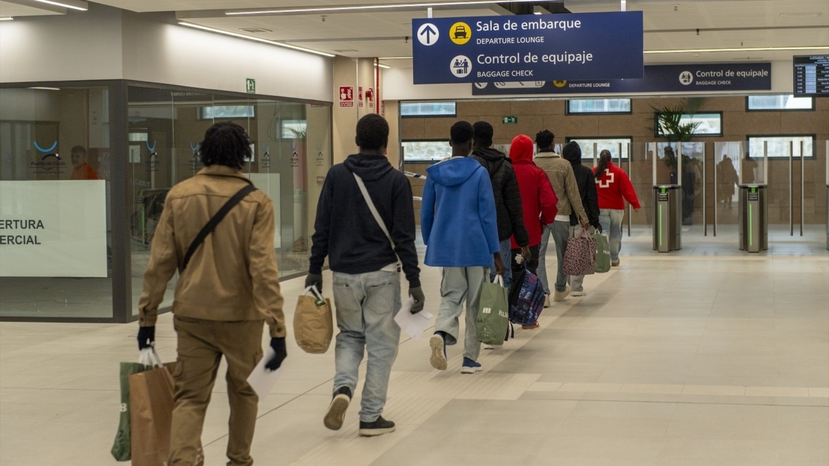 Varias personas salen del Centro de Estancia Temporal de Inmigrantes (CETI) de Ceuta