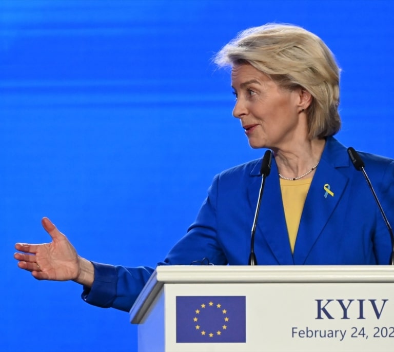 Von der Leyen marca distancias con Sánchez: "Europa debe centrarse en la realidad"