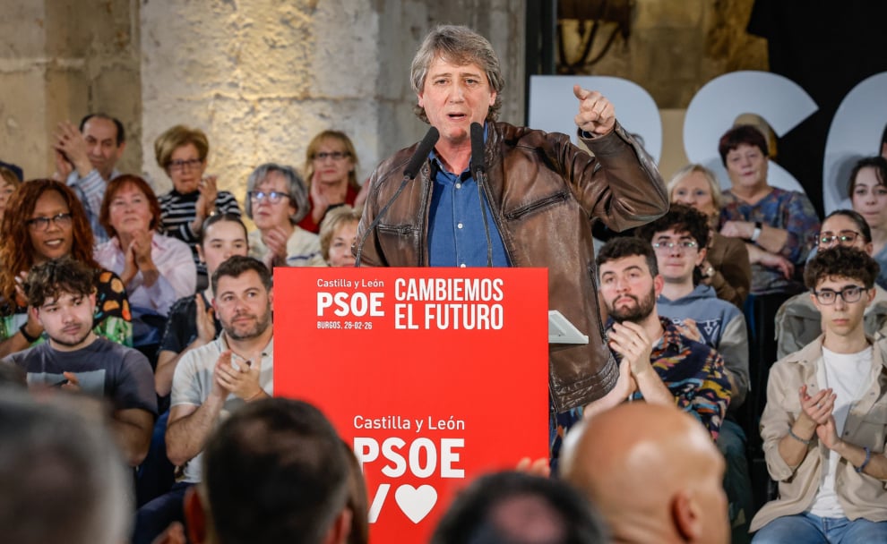 El candidato del PSOE a la Junta de Castilla y León, Carlos Martínez, interviene durante un acto de inicio de campaña electoral