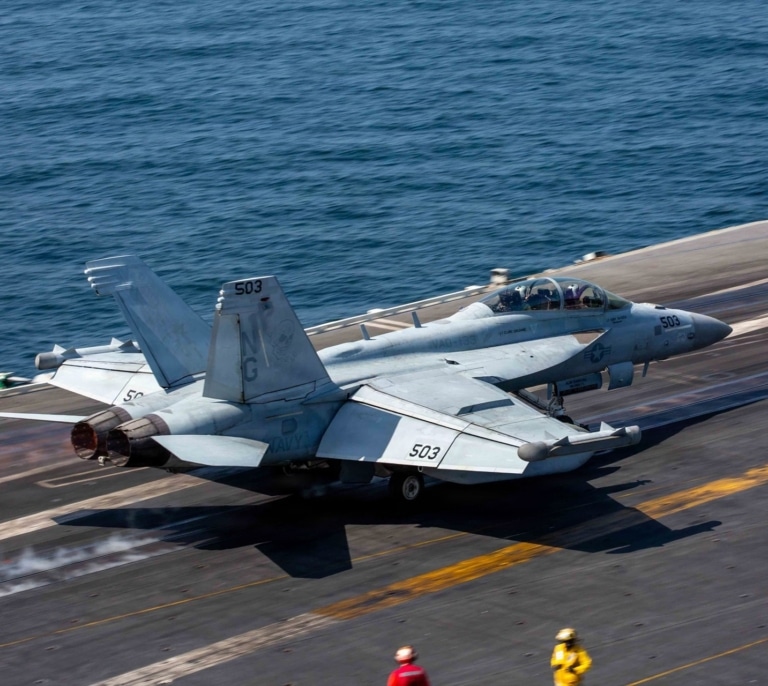 Irán asegura que cuatro de sus misiles han alcanzado el portaaviones Abraham Lincoln pero EEUU lo desmiente