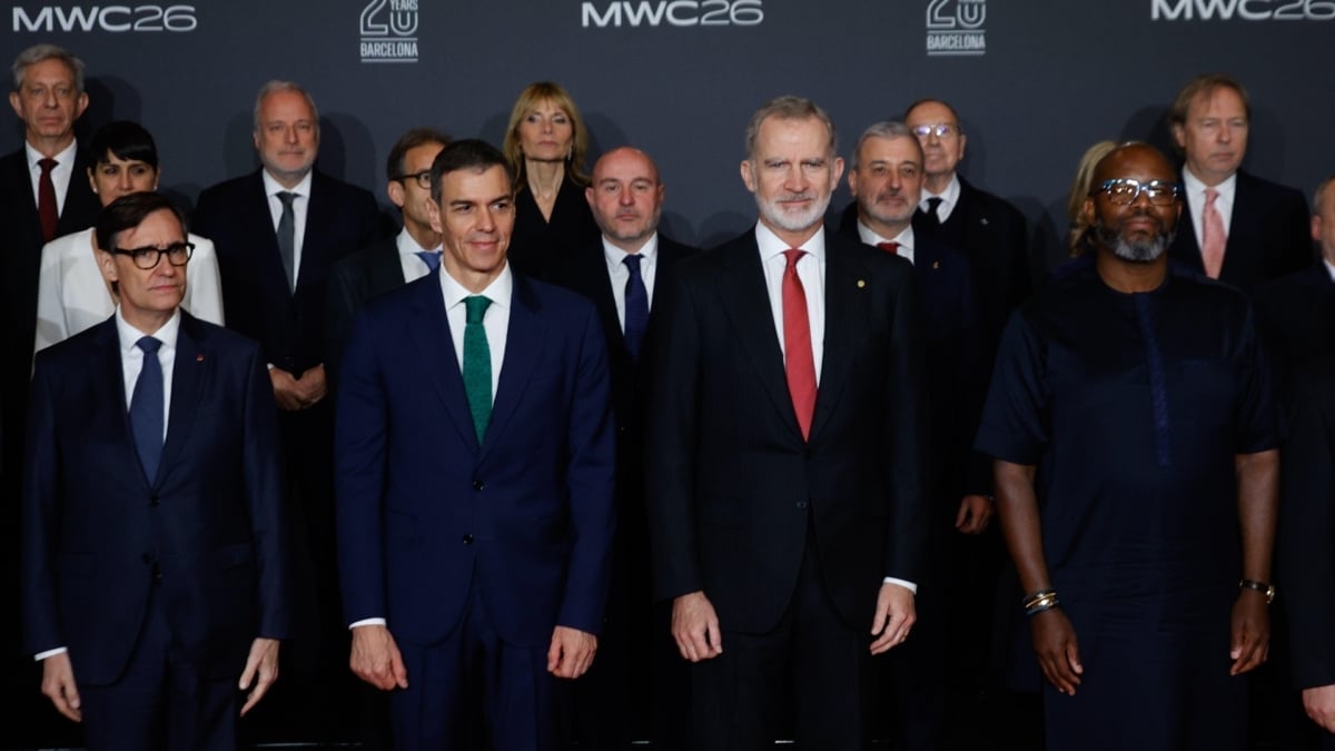 El Rey Felipe VI, acompañado por los presidentes Pedro Sánchez y Salvador Illa, antes de la cena oficial de bienvenida del Mobile World Congress