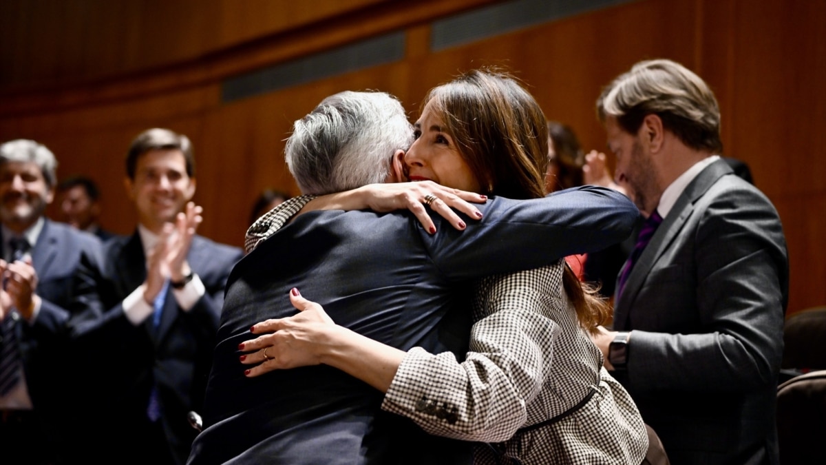 Jorge Azcón felicita a María Navarro, nueva presidenta de las Cortes de Aragón.