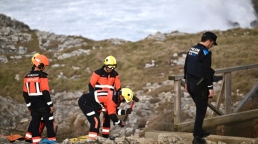 La pasarela en la que murieron seis jóvenes se convirtió en un "tobogán" a doce metros del agua con los "tornillos oxidados"