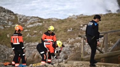 La pasarela en la que murieron seis jóvenes se convirtió en un "tobogán" a doce metros del agua con los "tornillos oxidados"