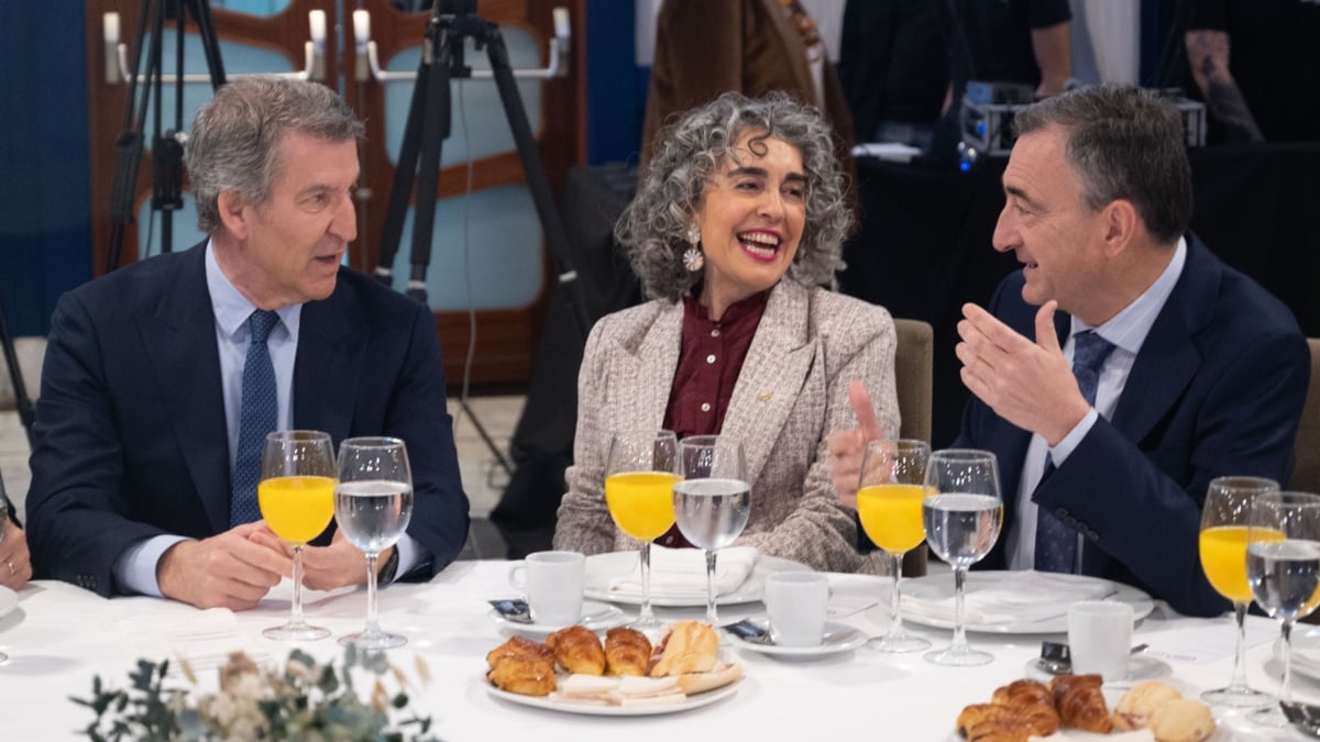 El presidente del PP, Alberto Núñez Feijóo, la vicelehendakari Ibone Bengoetxea y el presidente del PNV, Aitor Esteban, durante un desayuno informativo hoy en Bilbao.