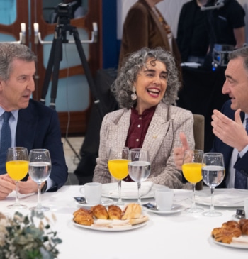 Feijóo y Esteban sonríen juntos en público: ¿es el inicio del deshielo [...]