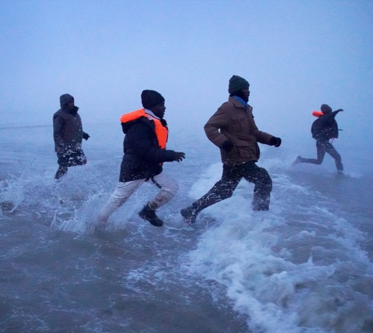 La política migratoria en Europa choca con la regularización “sin filtros” en España