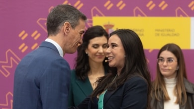 "¡¡No a la guerra!!": así ha sido la ovación a Sánchez en su primer acto tras comparecer en Moncloa