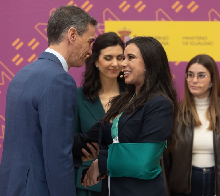 "¡¡No a la guerra!!": así ha sido la ovación a Sánchez en su primer acto tras comparecer en Moncloa