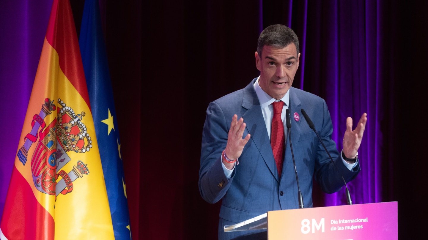 El presidente del Gobierno, Pedro Sánchez, interviene durante el acto institucional con motivo del Día Internacional de las Mujeres en el Museo del Prado, a 4 de marzo de 2026, en Madrid (España). El Ejecutivo ha puesto este año el foco en la violencia que sufren las mujeres online. Según el Ministerio de Igualdad, el 80% de las mujeres jóvenes españolas de entre 16 y 24 años ha sufrido acoso en redes sociales de manera puntual. Eduardo Parra / Europa Press 04 MARZO 2026;MADRID;MUJERES;8M; 04/3/2026