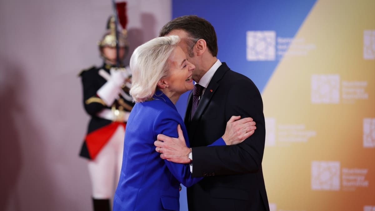Von der Leyen y Macron se saludan en París.