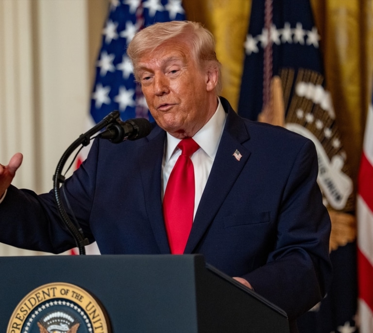 Trump dice que "muchos países" enviarán buques de guerra al estrecho de Ormuz