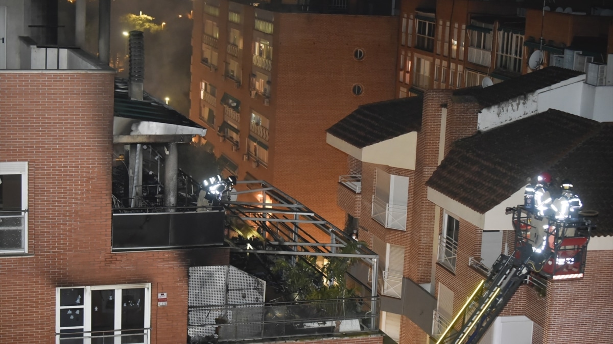 Bomberos en la vivienda de Murcia incendiada.