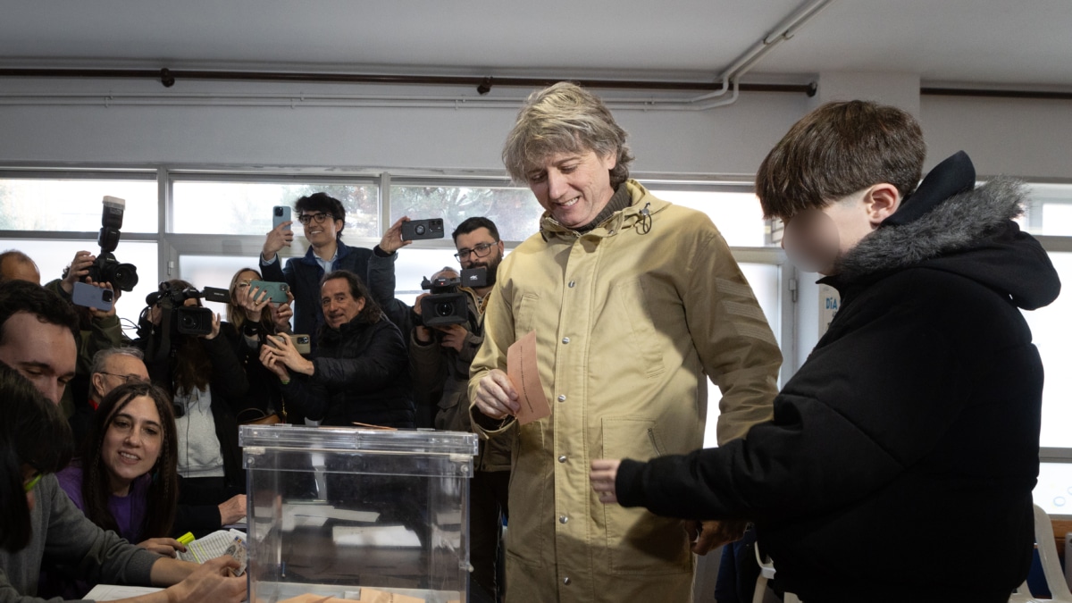 El candidato del PSOE a la Presidencia de la Junta de Castilla y León, Carlos Martínez, ejerce su derecho al voto, a 15 de marzo de 2026, en Soria, Castilla León (España). Los castellanoleoneses están llamados hoy a las urnas para elegir a los 82 procuradores que compondrán el parlamento autonómico. Concha Ortega Oroz / Europa Press 15 MARZO 2026 ELECCIONES AUTONÓMICAS;PIXELADA 15/3/2026