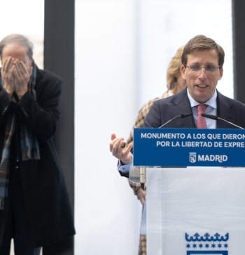 Momento incómodo de Almeida: una paloma defeca en su cabeza en pleno [...]