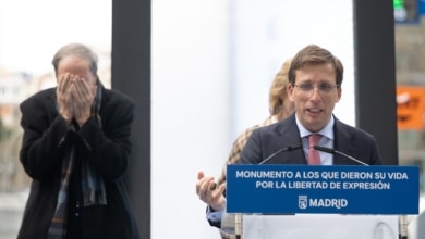 Momento incómodo de Almeida: una paloma defeca en su cabeza en pleno discurso