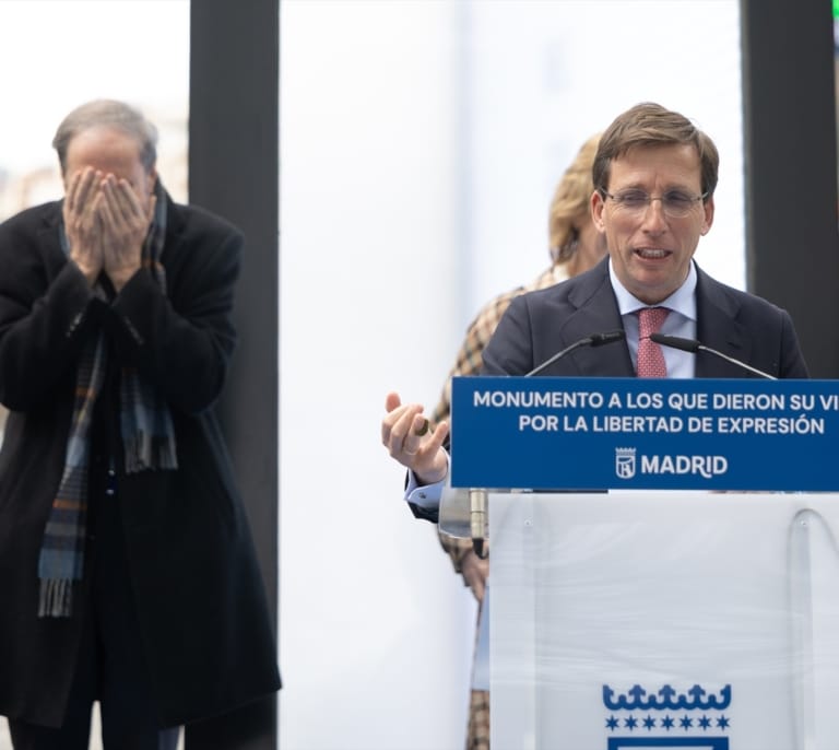 Momento incómodo de Almeida: una paloma defeca en su cabeza en pleno discurso