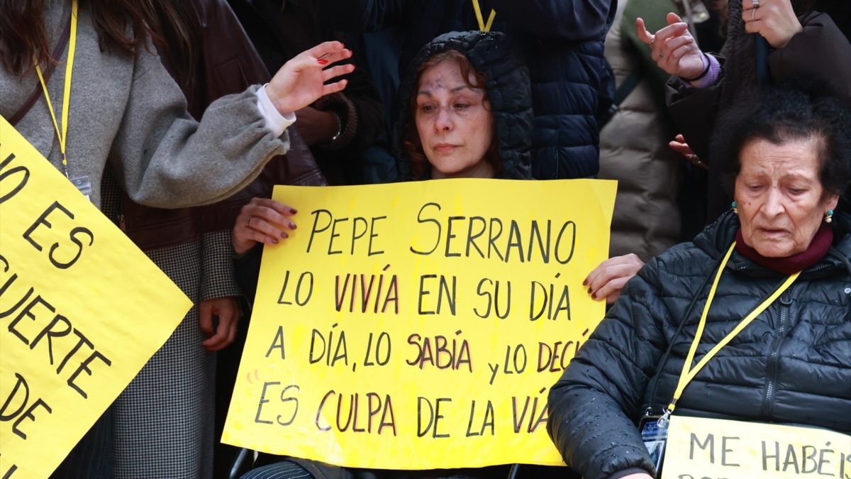 Manifestación en Huelva de la Asociación Víctimas Descarrilamiento Adamuz.