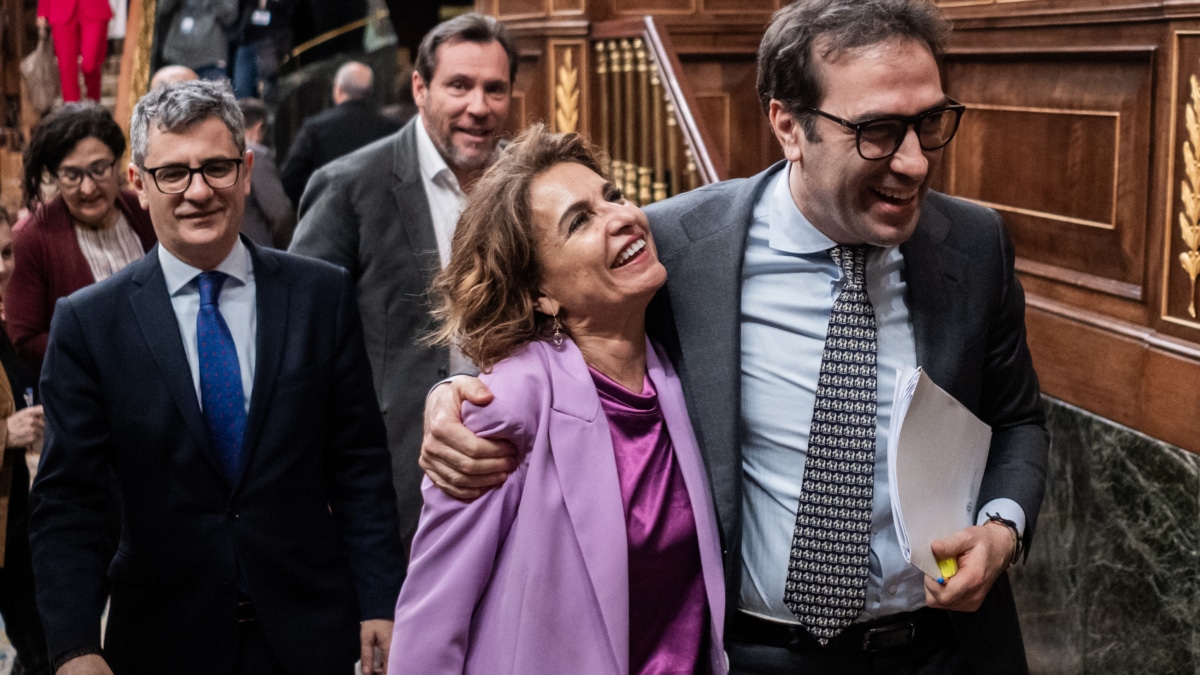 La vicepresidenta primera y ministra de Hacienda, María Jesús Montero, y el ministro de Economía, Comercio y Empresa, Carlos Cuerpo, a su salida de una sesión plenaria, en el Congreso de los Diputados, a 26 de marzo de 2026, en Madrid (España). El Congreso celebra hoy un pleno extra para acoger el debate de convalidación del decreto ley con medidas para paliar los efectos económicos de la crisis de la guerra en Oriente Próximo, al haberse negado el PP a modificar el orden del día de la sesión ya prevista para esa jornada, un cambio para el que se requería unanimidad. Durante el pleno que ya estaba previsto tiene lugar el debate de convalidación del decreto ley aprobado por el Gobierno el pasado 3 de marzo por el que se modifica la Ley de Memoria Democrática para poder indemnizar a los luchadores por la libertad que perdieron la vida o sufrieron lesiones graves en el marco de la represión durante el tardofranquismo. César Vallejo Rodríguez / Europa Press 26/3/2026