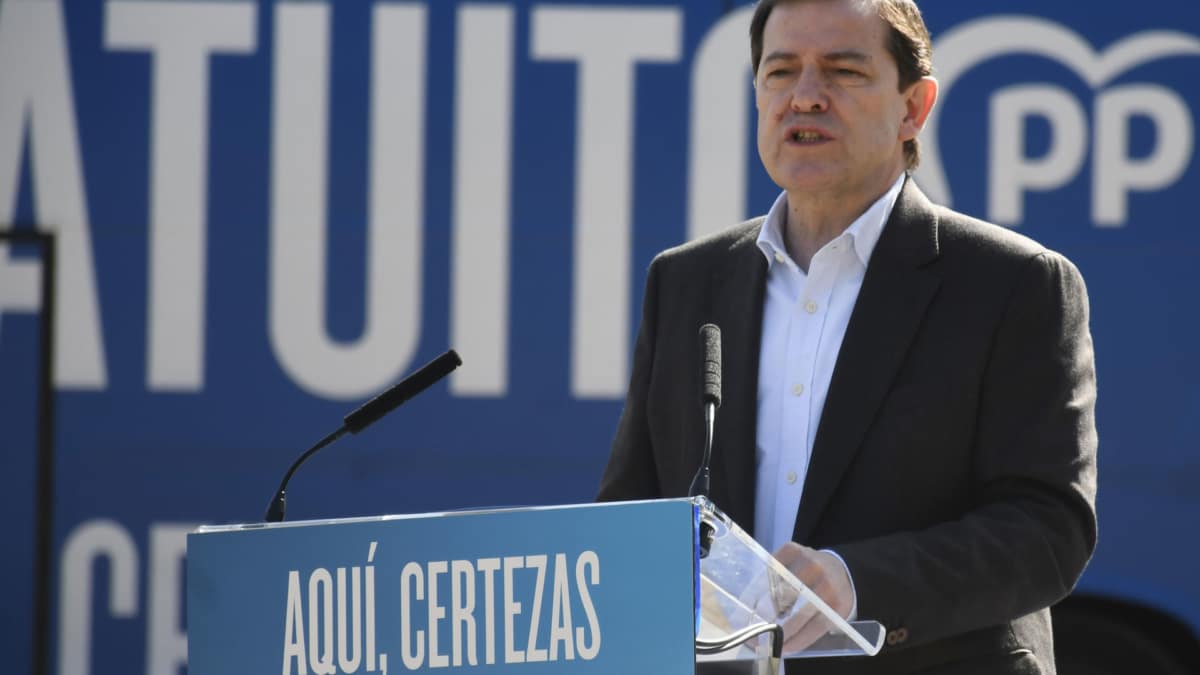 El candidato del Partido Popular de Castilla y León a la presidencia de la Junta de Castilla y León, Alfonso Fernández Mañueco, durante el acto de presentación autonómica de la caravana electoral esta mañana en Segovia.