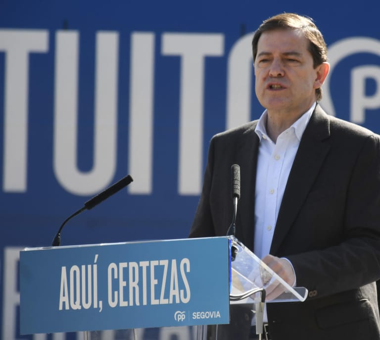 Mañueco promete ayudas de 900 euros a los jóvenes para sacar el carnet de conducir y 1.800 para mercancías