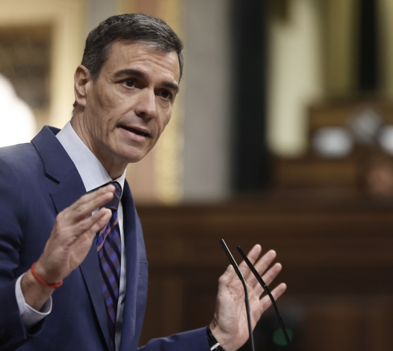 Sánchez carga contra la "corrupción" de Vox: "Aquí Abascal está para forrarse. Su patria y su bandera son un billete de 500 euros"