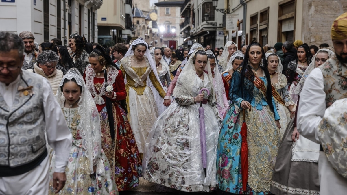 Falleros durante la ofrenda a la Virgen de los Desamparados de 2025.