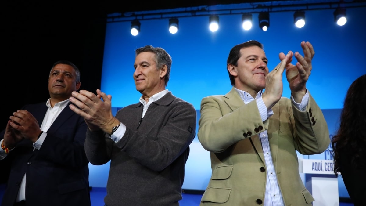 El presidente de Castilla y León y candidato a la reelección en las autonómicas del 15 de marzo, Alfonso Fernández Mañueco, en un acto de partido en Ávila junto al presidente nacional del PP, Alberto Núñez Feijóo, el sábado