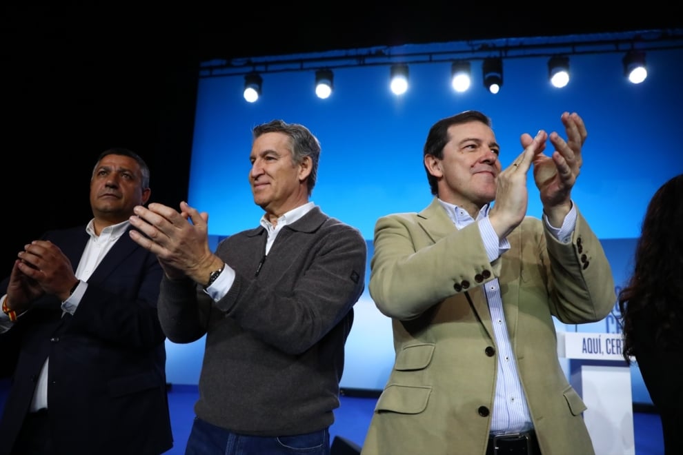 El presidente de Castilla y León y candidato a la reelección en las autonómicas del 15 de marzo, Alfonso Fernández Mañueco, en un acto de partido en Ávila junto al presidente nacional del PP, Alberto Núñez Feijóo, el sábado