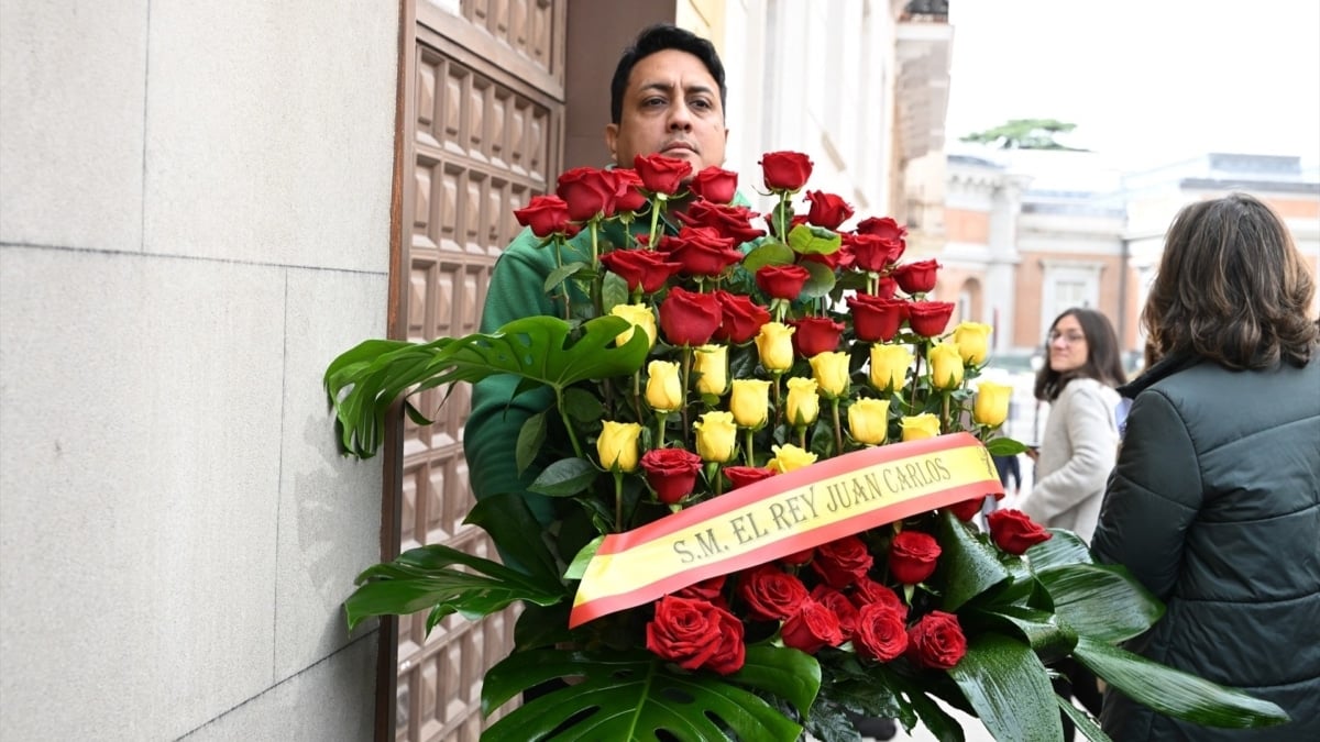 La corona de flores enviada por el rey Juan Carlos llega a la capilla ardiente de Fernando Ónega, este miércoles en la Casa de Galicia de Madrid.