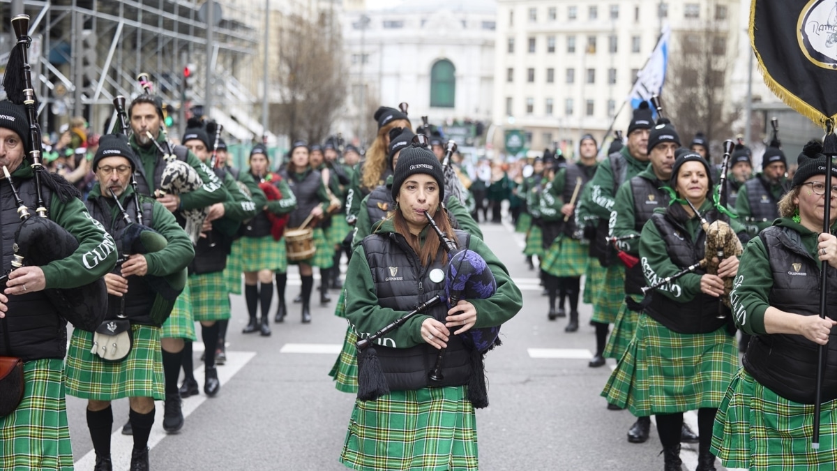 Foto de Archivo. Gaiteros durante el desfile de San Patricio de Madrid en 2025.