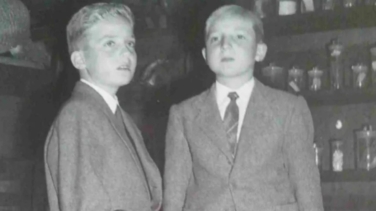 Un fatal accidente, muchas versiones y una pistola lanzada al mar: la tragedia que marcó la vida del rey Juan Carlos