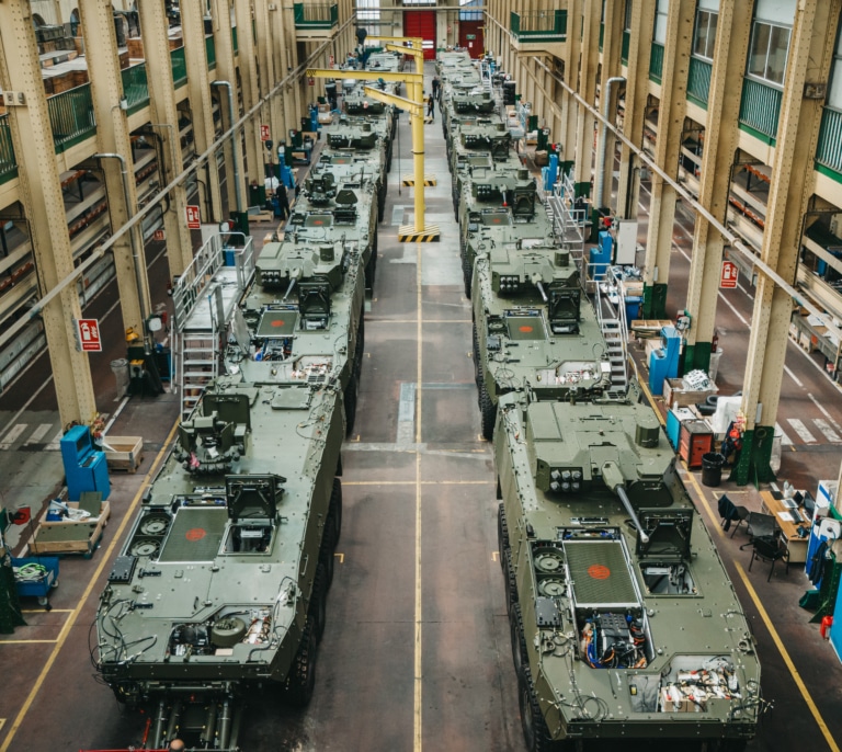 Sindicatos de Santa Bárbara cargan contra el Gobierno por los obuses coreanos de Indra: "Es una decisión política"