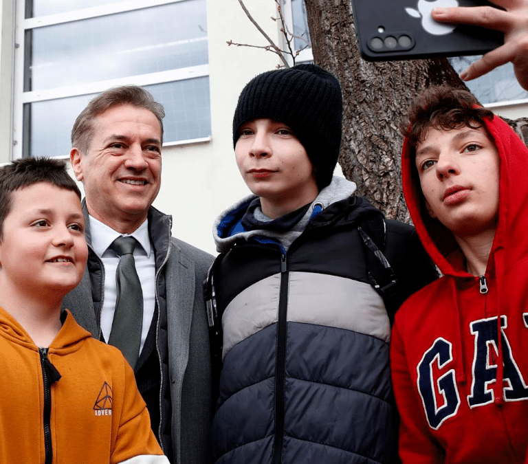 Ajustada victoria para el primer ministro europeísta de Eslovenia en unas elecciones enrarecidas por la supuesta injerencia extranjera