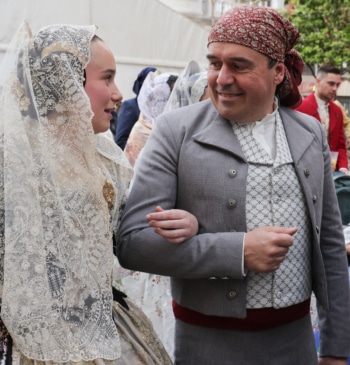 Pérez Llorca participa en la 'Ofrena de flors a la Mare de [...]