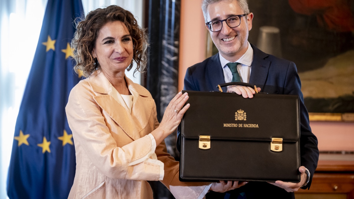 La secretaria general del PSOE-A y candidata a la Presidencia de la Junta de Andalucía, María Jesús Montero, y el ministro de Hacienda, Arcadi España