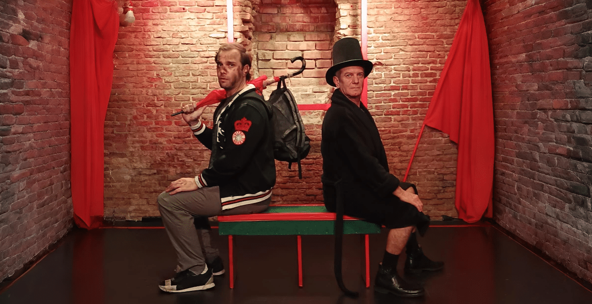 Los actores Alberto Campón y Paco Churruca caracterizados en sus papeles en la obra 'El Encuestador'.