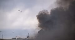 Un incendio en el Puerto de Barcelona quema varios contenedores y provoca una gran columna de humo