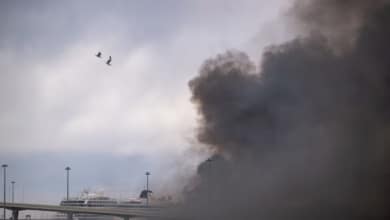 Un incendio en el Puerto de Barcelona quema varios contenedores y provoca una gran columna de humo