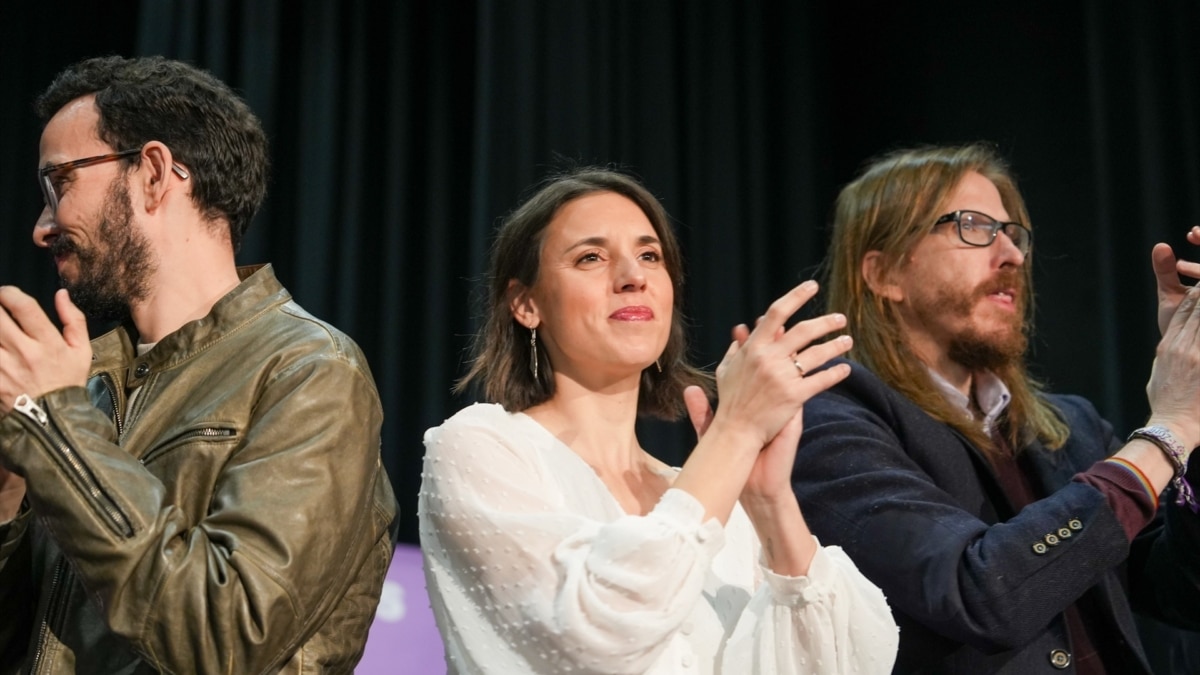 La eurodiputada de Podemos, Irene Montero, el exprocurador y secretario de Organización, Pablo Fernández (d) y el candidato de Castilla y León, Miguel Ángel Llamas (i), en un mitin en Valladolid este sábado