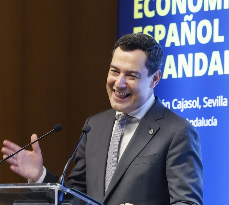 Juanma Moreno reivindica la "vía andaluza" y rechaza el adelanto electoral tras el resultado del PP en Castilla y León