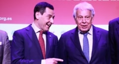 Juanma Moreno defiende a Felipe González frente a los insultos de parte del PSOE