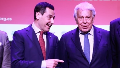 Juanma Moreno defiende a Felipe González frente a los insultos de parte del PSOE