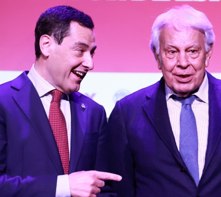 Juanma Moreno defiende a Felipe González frente a los insultos de parte del PSOE